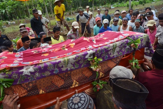 Duka kerabat iringi pemakaman Sumarti Ningsih