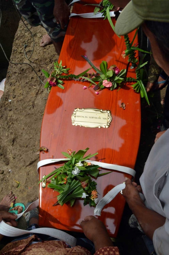 Duka kerabat iringi pemakaman Sumarti Ningsih