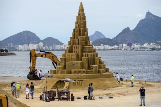 Istana pasir tertinggi dunia hebohkan pengunjung pantai Brasil