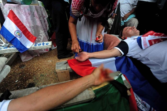 Aksi ekstrem demonstran Paraguay memaku tangan tuntut pesangon