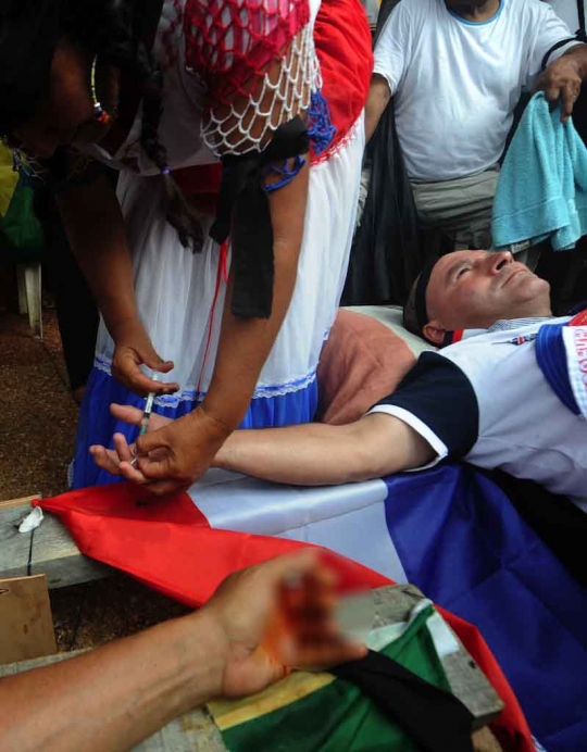 Aksi ekstrem demonstran Paraguay memaku tangan tuntut pesangon