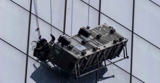 Suasana dramatis saat tali gondola pembersih Gedung WTC putus