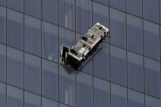 Suasana dramatis saat tali gondola pembersih Gedung WTC putus