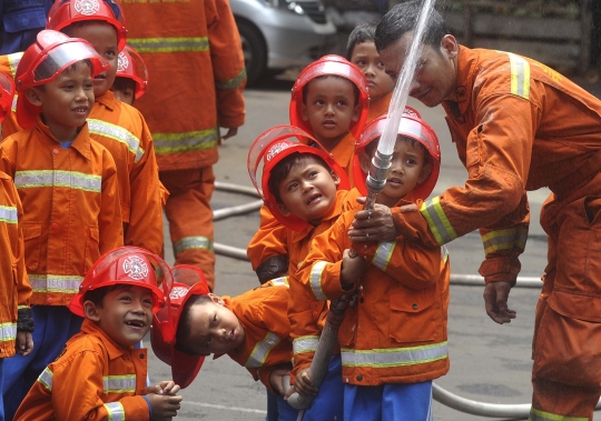 Aksi siswa TK belajar jadi pemadam kebakaran