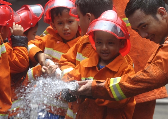 Aksi siswa TK belajar jadi pemadam kebakaran