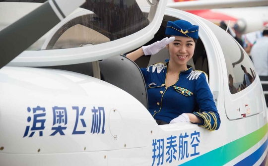 Model-model cantik bergaya pilot hiasi Airshow China 2014