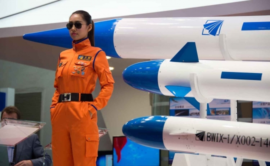 Model-model cantik bergaya pilot hiasi Airshow China 2014