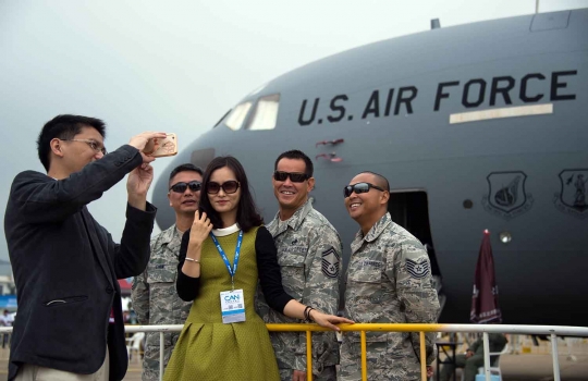 Model-model cantik bergaya pilot hiasi Airshow China 2014