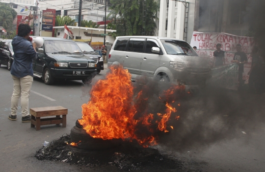 Aksi massa HMI bakar ban tolak kenaikan harga BBM di Cikini