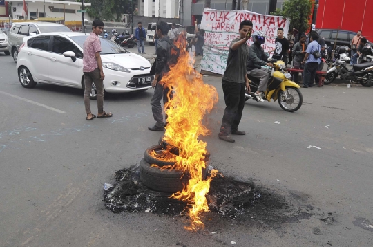 Aksi massa HMI bakar ban tolak kenaikan harga BBM di Cikini