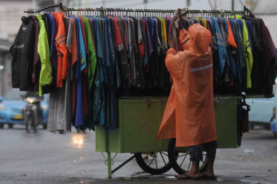 Berkah November bagi pedagang jas hujan