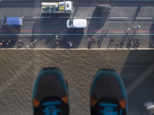 Merindingnya injak lantai kaca jembatan setinggi 42 M di London