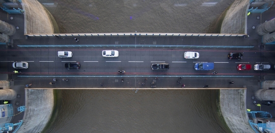 Merindingnya injak lantai kaca jembatan setinggi 42 M di London