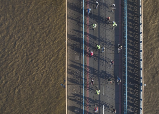 Merindingnya injak lantai kaca jembatan setinggi 42 M di London