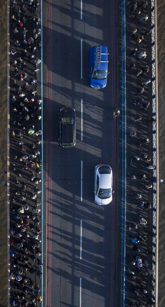 Merindingnya injak lantai kaca jembatan setinggi 42 M di London