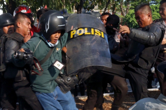 Aksi anarkis polisi tendang wartawan yang liput demo di Makassar