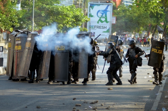 Aksi anarkis polisi tendang wartawan yang liput demo di Makassar