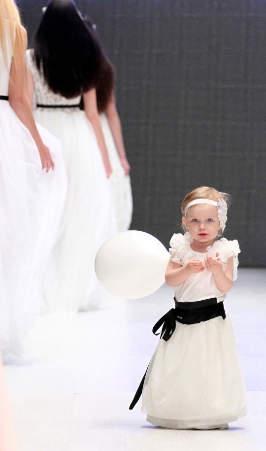 Tingkah lucu balita imut jadi model Belarus Fashion Week