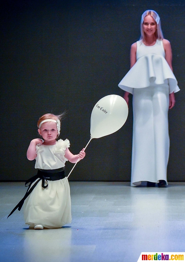 Foto : Tingkah lucu balita imut jadi model Belarus Fashion 