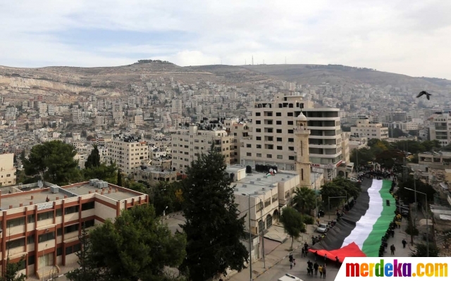 Foto : Kibar bendera Palestina raksasa peringati kematian 