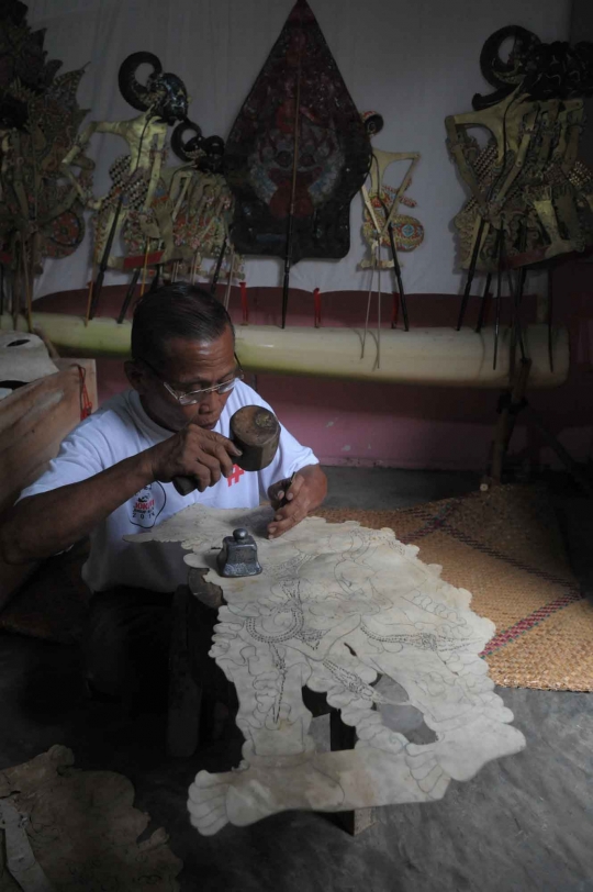 Kisah Ladino, pembuat wayang asal Solo yang menetap di Lampung