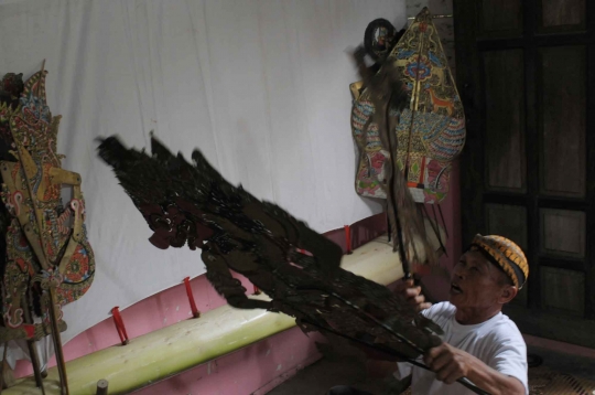 Kisah Ladino, pembuat wayang asal Solo yang menetap di Lampung