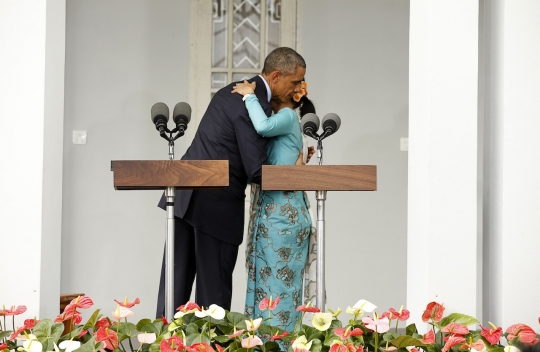 Momen 'bermesraan' Obama dengan Aung San Suu Kyi usai konpers