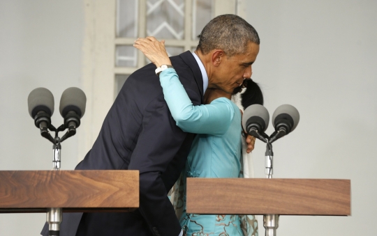 Momen 'bermesraan' Obama dengan Aung San Suu Kyi usai konpers