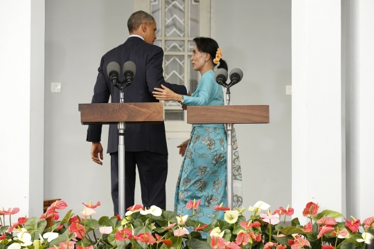 Momen 'bermesraan' Obama dengan Aung San Suu Kyi usai konpers