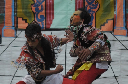 Melihat pentas seni Janger di Desa Braja Yekti Lampung