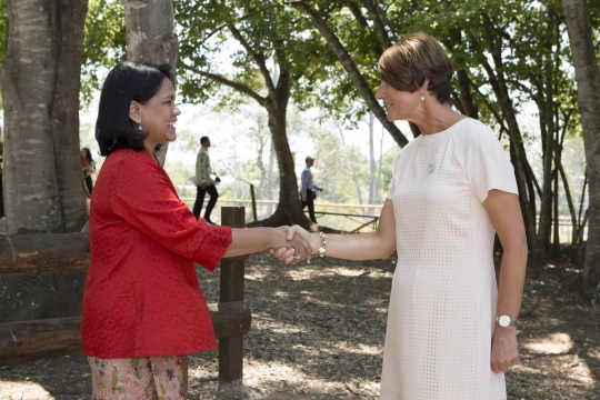 Iriana Jokowi bermain koala bersama ibu negara peserta KTT G20