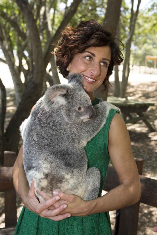 Iriana Jokowi bermain koala bersama ibu negara peserta KTT G20