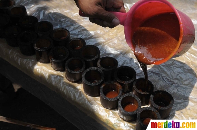 Foto : Melihat pembuatan gula merah khas Labuhan Ratu 