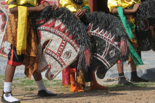 Aksi penari kuda lumping cilik sambut wisatawan di Labuhan Ratu