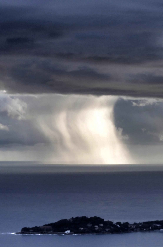 Pemandangan waterspout menakjubkan di tengah Laut Mediterania