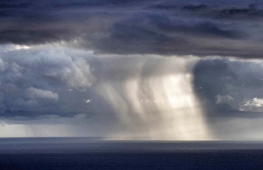 Pemandangan waterspout menakjubkan di tengah Laut Mediterania