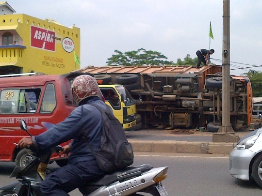 Disetiri kenek, truk bermuatan tanah terguling di Bekasi