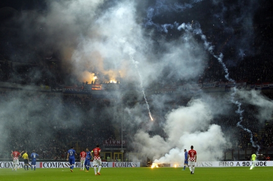 Suporter 'bikin kabut' laga pertandingan Italia vs Kroasia