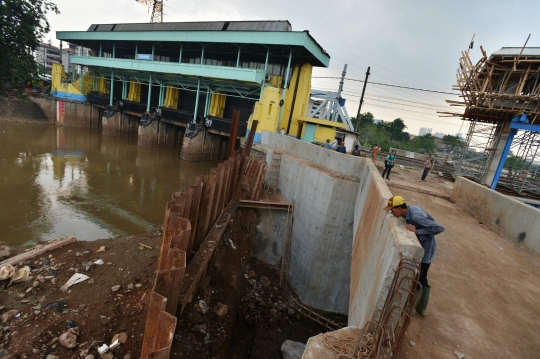 Masuki musim hujan, proyek pintu air Karet belum juga rampung