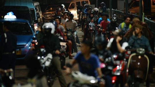 BBM naik, antrean pengendara di SPBU Ciputat mengular ke jalan