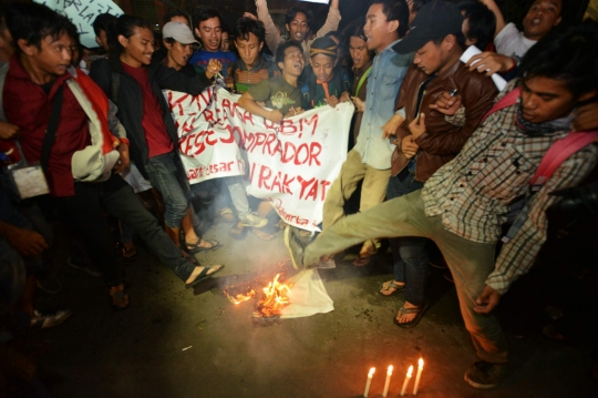 Kecam kenaikan BBM, mahasiswa UIN bakar foto Jokowi-JK