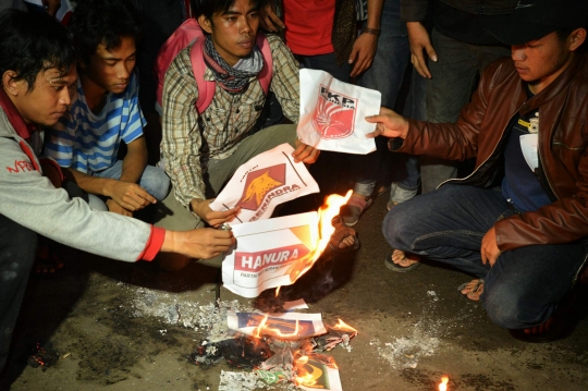 Kecam kenaikan BBM, mahasiswa UIN bakar foto Jokowi-JK