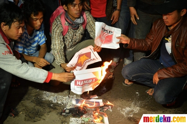 foto kecam kenaikan bbm mahasiswa uin bakar foto jokowi foto kecam kenaikan bbm mahasiswa uin bakar foto jokowi