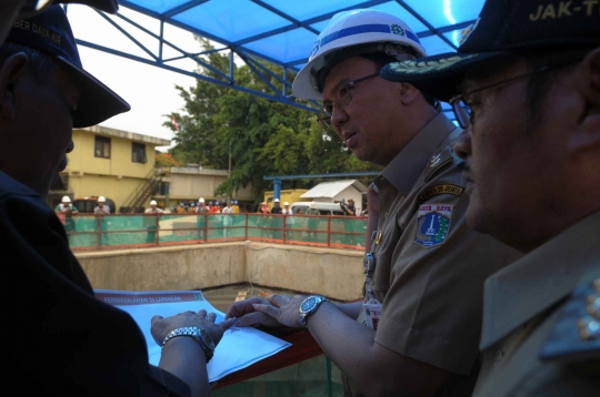 Gaya blusukan Ahok tinjau kesiapan hadapi musim hujan dan banjir