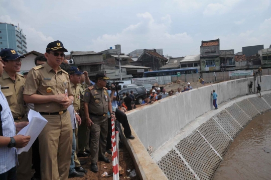 Gaya blusukan Ahok tinjau kesiapan hadapi musim hujan dan banjir