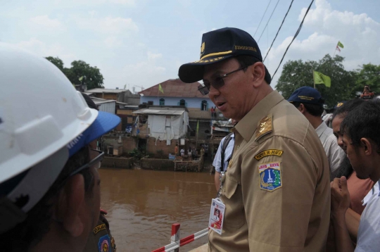 Gaya blusukan Ahok tinjau kesiapan hadapi musim hujan dan banjir