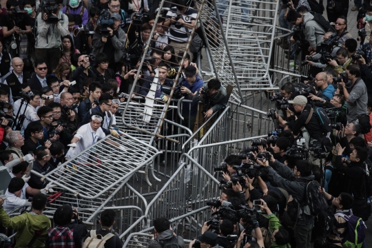 Barikade massa Joshua Wong di Hong Kong dibongkar