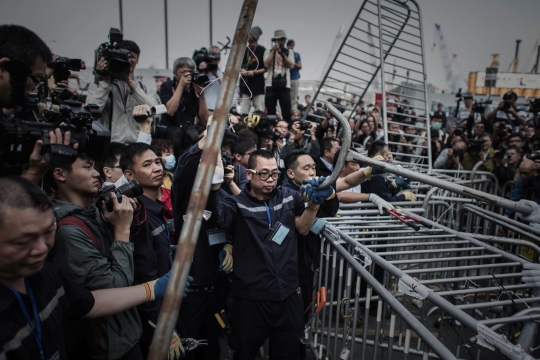 Barikade massa Joshua Wong di Hong Kong dibongkar