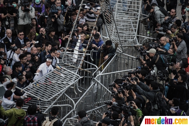 Foto : Barikade massa Joshua Wong di Hong Kong dibongkar 