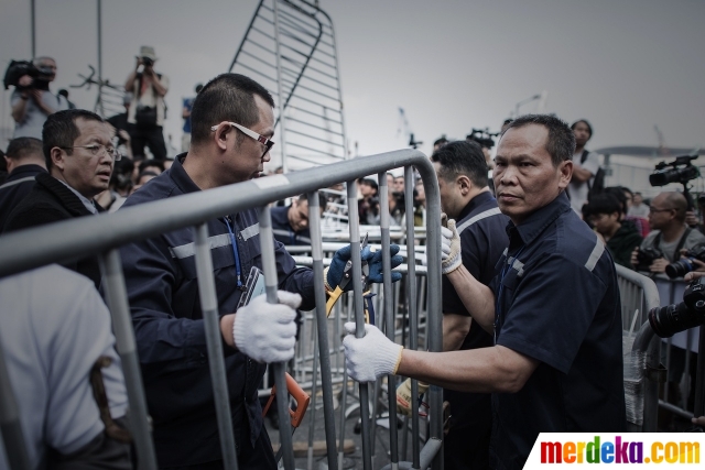 Foto : Barikade massa Joshua Wong di Hong Kong dibongkar 